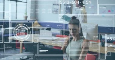 Yetişkin erkek iş arkadaşı, intern yazarken ofis veri dosyalarını göstererek dosyaya giriyor ve başlatılıyor. İşbirliği, takım çalışması, ofis, modern, beyin fırtınası, iletişim, üretkenlik