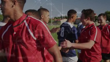 Kırmızı formalı oyuncu, futbol sportmenliğini destekleyen mavi rakiple el sıkışıyor. Atletizm, takım çalışması, rekabet, yoldaşlık, açık hava, canlı, toplum