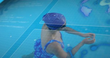 Dişi yüzücü, ön emeklemeye bacak vuruşuyla başlıyor, spor performansını takip ediyor. Atletik, fitness, dayanıklılık, hareket, dijital, eğitim, performans