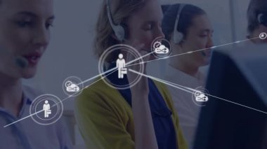 Çağrı merkezi ajanları kulaklıklara konuşuyorlar ve giderek büyüyen kullanıcı ve bulut simgeleri ağı oluşturuyorlar. İşbirliği, bağlantı, modern, profesyonel, teknoloji, dijital, iletişim