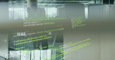 Meslektaşlar, yazılım analizi için kaydırılan neon kodlar gibi cam korkuluklardan masaya yaklaşıyorlar. İşbirliği, yenilik, teknoloji, kentsel, modern, profesyonel, beyin fırtınası