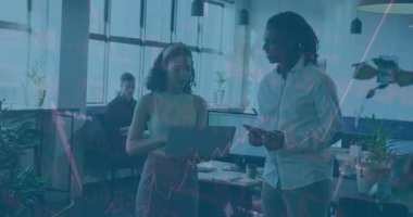 Animasyon dizüstü bilgisayar çizelgelerine bakan kadın finans incelemesini başlatıyor, erkek meslektaşı tablete dokunuyor. İşbirliği, yenilik, dijital, veri, takım çalışması, analiz, modern