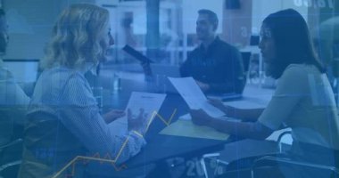 Mali tabloların düşüşünün ardından raporlar üzerinde işbirliği yapan ve pazar eğilimlerini analiz eden ekip. İş, strateji, kurumsal, analitik, takım çalışması, modern, büyüme