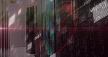 Rafların üzerinde beliren soluk kırmızı parıltı 3 boyutlu küre, taramalı tarama yılları teknolojik ilerlemeyi gösteriyor. Teknoloji, siber güvenlik, veri merkezi, dijital, yenilik, fütürizm, analitik