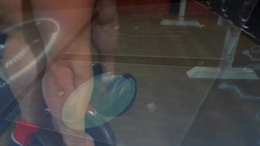 Tişörtsüz kaldırıcı ağırlık kaldırarak ağırlık kaldırıyor, vücut çalışmasında göğsüne bastırıyor. Güç, fitness, vücut geliştirme, eğitim, egzersiz, atletizm, güç