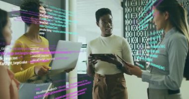 Geliştiriciler hata ayıklama için kod tartışmasını başlatırken animasyon kodları tabletler üzerinde sürükleniyor. İşbirliği, yenilik, teknoloji, takım çalışması, dijital, geleceksel, iletişim