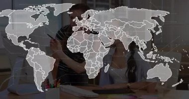 UX tasarımcısı grafik tasarımcısını harita olarak duraklatarak dijital ağı canlandırıyor. Katılımcı, yenilikçi, dijital, teknoloji, takım çalışması, yaratıcı, modern