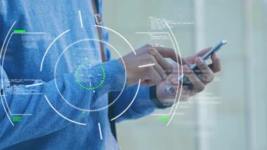 Bir adam cep telefonu kullanıyor. Telefonun veri arayüzü aşağı doğru yeşil ekrana doğru hareket ediyor.