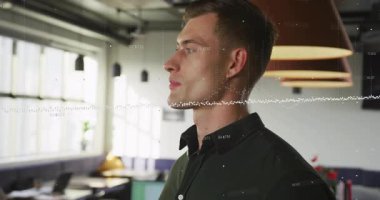 Ofis çalışanı, dizüstü bilgisayarın iş güncellemesini vurgulayan kameraya doğru dönerken düşüncelerini topluyor. Profesyonel, kurumsal, modern, çalışma alanı, iletişim, güven, başarı