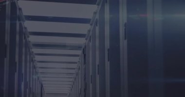 Sunucu koridorundan geçen kamera denetim için ağ tarama sonuçlarının belli belirsiz örtüşmesini gösteriyor. Teknoloji, siber güvenlik, veri, altyapı, donanım, ağ, dijital