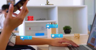 Pazarlamacı dizüstü bilgisayarla telefonu alıyor sosyal medya baloncukları gibi konuşuyor. Teknoloji, iletişim, bağlantı, dijital, işbirliği, modern, profesyonel