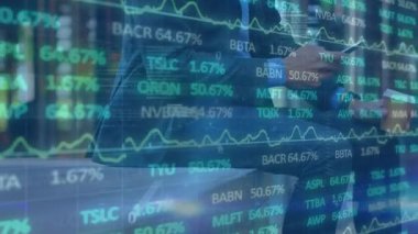 Açık havada akıllı telefon kullanarak iş adamının orta kesiminde borsa veri işleme animasyonu. Küresel ekonomi ve iş teknolojisi kavramı
