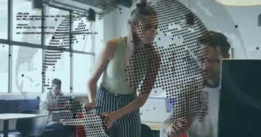 İşyerindeki bir kadın, haritaları nabzı atan bir haritayla sunarak erkeğe yaklaşıyor. İşbirliği, takım çalışması, girişim, dijital, yenilik, iletişim, analitik