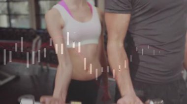 Ağırlık tutan antrenman partnerleri vücut aynasında kas örtüsünü gösteren biseps kıvrımlarını senkronize etmeye başlıyorlar. Fitness, power, motivasyon, atletik, vücut geliştirme, eğitim, sağlıklı