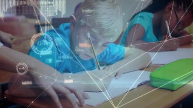 Öğretmen oğlanı yazarken gösteriyor ve kızı eğitimle ilgili kitapları birbirine bağlayan bir ağla cesaretlendiriyor. Eğitim, sınıf, öğrenim, işbirliği, akıl hocalığı, teknoloji, odaklanma