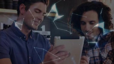 Teknolojide üç boyutlu veri küresine giden çizgiler oluşturan tabletlere dokunup işaret eden iki meslektaş. Teknoloji, işbirliği, analitik, yenilik, dijital, ağ, çalışma alanı