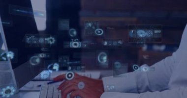 Teknik kullanıcının masada anahtar yazması profil tarama kodlarının yanında holografik panellerin hareket etmesine neden oluyor. Gelecekçi, yenilikçi, dijital, arayüz, siber güvenlik, veri görselleştirme, profesyonel