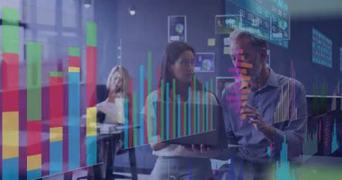 Sınır ve çizelgeleri üst üste koyan meslektaşlar iş analizinde kırmızı çubuğu vurgulayan dizüstü bilgisayarlar. Teknoloji, yenilik, takım çalışması, veri, analiz, şirket, sunum