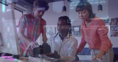 Operatör kamera lensini ayarlıyor, meslektaşlar teknik inceleme sırasında çıktıyı animasyonlu grafiklerle inceliyor. İşbirliği, yenilik, teknoloji, yaratıcılık, takım çalışması, dijital, çalışma alanı