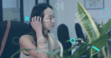 Ofis çalışanı kolunu kaldırıyor, geometrik şekiller sürüklenip kaybolurken saçlarını odaklamak için ayarlıyor. Profesyonel, kurumsal, modern, iş dünyası, çalışma alanı, teknoloji, minimalist