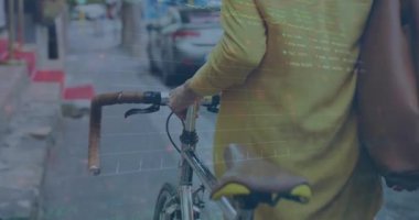 Grafiklerin animasyonu, ticaret tahtaları, bisikletle yürüyen tesettürlü bir kadının dikiz açısı. Dijital bileşik, çoklu pozlama, rapor, iş, borsa ve ulaşım kavramı.