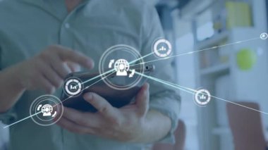 Teknoloji profesyoneli tableti tıklatıyor ve veri analizi için şube iş ağı haritası çıkarıyor. Teknoloji, yenilik, bağlantı, dijital, fütürizm, girişim, işbirliği