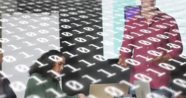 Sunucu, ikili veri örtüsü altında takım arkadaşı yazarken uzaktan kumandaya tıklayarak teknik slaytı sunuyor. Teknoloji, işbirliği, yenilik, dijital, kurumsal, profesyonel, arayüz