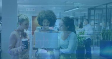 İş merkezinde dizüstü bilgisayarı inceleyen üç kadın dijital torpido gözünü açıyor ve veri örtülerini açığa çıkarıyor. İşbirliği, takım çalışması, veri analizi, modern ofis, dijital arayüz, profesyonel kadınlar, teknoloji