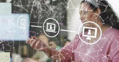 Sunucu gemiye mor çizgiler yazıyor, animasyon ağ simgelerini gösteriyor, teknolojik işbirliğini sağlıyor. İşbirliği, takım çalışması, yenilik, bağlantı, beyin fırtınası, dijital, iletişim