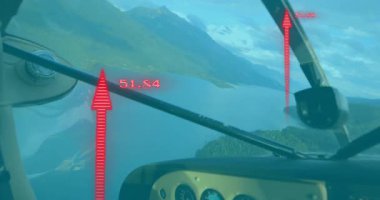 Pilotun artan gaz pedalı ve gölün üzerinde yükselen kırmızı oklarla sola doğru yüzen uçak görüntüsü. Havacılık, macera, manzara, navigasyon, enstrümantasyon, uçak, keşif