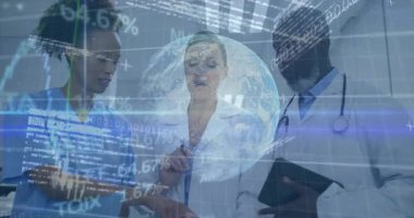 Üç tıbbi ekip hedef tablosu, tıkırtı görüntüleme hasta verilerini kaplayan dünya animasyonuna neden oluyor. Sağlık, takım çalışması, yenilik, teknoloji, tıbbi, işbirliği, teşhis