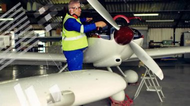 Uçuş teknisyenleri uçuş öncesi kontrolleri yaparken koruma kılıflarını kaldırıyor ve teftiş ediyor. Uçak, bakım, teftiş, teşhis, mühendislik, güvenlik, profesyonellik