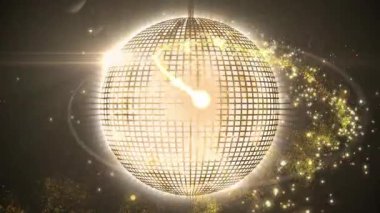 Kayan yıldızın animasyonu ve altın disko topu üzerinde parlayan parçacıklar siyah arkaplana karşı. Gece hayatı ve disko konsepti