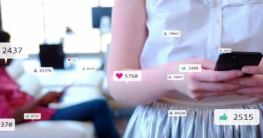 Kalplerini gösteren akıllı telefonları kaydıran bir kadın sosyal medya nişan ölçümlerini yansıtıyor. Dijital etkileşim, sosyal ağ, modern çalışma alanı, katılım analizi, teknoloji, işbirliği ortamı, canlı tasarım