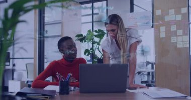 Oturan kadın, iş analizine rehberlik ederken dizüstü bilgisayarını inceleyerek harita gösteriyor. İşbirliği, takım çalışması, ofis, veri, analiz, yenilik, iletişim