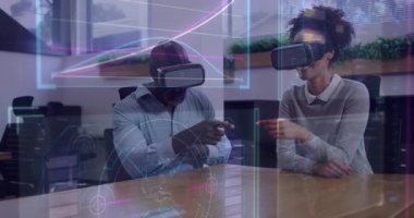 VR kulaklık takan meslektaşlar toplantıda pazar analizine başlıyor, holografik çizelgeleri manipüle ediyorlar. Gelecek, işbirliği, yenilik, dijital, yüksek teknoloji, çalışma alanı, görselleştirme