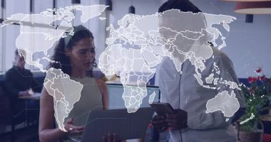 Kadın dizüstü bilgisayara el kol hareketi yapıyor ve meslektaşı veri analizi için harita düğümlerini canlandırırken tablet yürütüyor. İşbirliği, analitik, dijital, teknoloji, yenilik, takım çalışması, fütürist