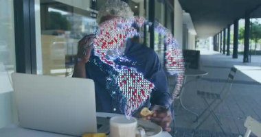 Kafede orta yaşlı bir adam akıllı telefonu arıyor. Laptop teknolojisi yazarken verileri tartışıyor. Profesyonel, kentsel, çağdaş, bağlantı, yenilik, gelişigüzel, dijital