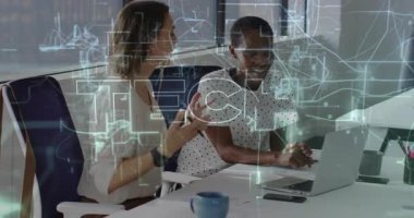 İş arkadaşları, karşılıklı fikir alışverişinde bulunup bilgisayarın etrafında oluşan holografik ağ olarak kahveyi paylaşıyorlar. İşbirliği, yenilik, dijital, modern, profesyonel, takım çalışması, çalışma alanı