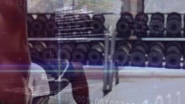 Spor meraklıları dambılları kavrayıp bastırırken animasyon veri grafikleri gücü takip ediyor. Güç, vücut geliştirme, egzersiz, eğitim, direnç, spor, fitness