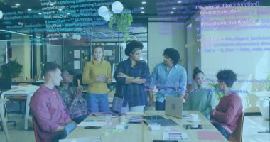 Ayakta duran ve iş toplantısında konuşan bir kadın, dizüstü bilgisayarların üzerinde yükselen animasyon çizelgeleri gösteriyor. İşbirliği, takım çalışması, iletişim, beyin fırtınası, modernlik, profesyonellik, verimlilik