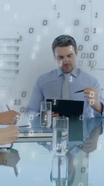 Muhtelif meslektaşların ofiste iş görüşmesi üzerine veri işleme animasyonu. Küresel iş, finans, bilgisayar ve dijital arayüz kavramı dijital olarak oluşturulmuş video.