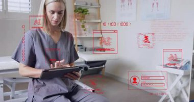 Klinik hemşiresi tableti tıklatıyor, yüzen kırmızı yapay zeka uyarılarını izlerken güvenliği kontrol ediyor ve gülüyor. Sağlık, teknoloji, güvenlik, dijital, tanı, profesyonel, yenilik