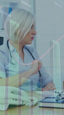 Kafkas kadın doktorunun hastasıyla konuştuğu veri işleme animasyonu. Tıp, teknoloji ve dijital arayüz kavramı dijital olarak oluşturulmuş video.