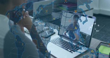 Kadın dünya haritası eşleşmesi ve genişleyen simgelerle sunucuyla iş toplantısına başlıyor. İşbirliği, teknoloji, dijital, çalışma alanı, profesyonel, modern, bağlantı