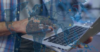 Bilgisayarda yazan ve teknoloji analizi için veri düğümleriyle animasyon dünya haritasını başlatan adam. Teknoloji, bağlantı, küresel, analitik, dijital, yenilik, iletişim