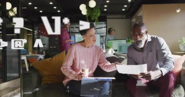 İki meslektaş basılı raporu kahve eşliğinde inceliyor. Teknoloji salonunda yüzen kod olarak yayılıyor. İşbirliği, takım çalışması, modern, dijital, yenilik, profesyonel, teknoloji