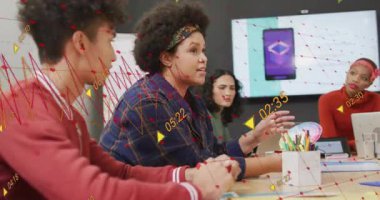 Eğik UX ya da UI tasarımcısı renk çarkını kaldırıyor ve uygulama tasarım toplantısına doğru hareket ediyor. İşbirliği, yaratıcılık, yenilik, beyin fırtınası, tasarım, takım çalışması, ofis