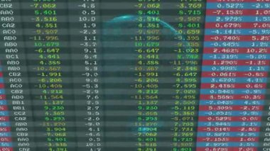 Merkezde ortaya çıkan mavi çizgiler, küre oluşurken ve analiz için dönerken ızgara kaydırmaya başlıyor. Teknoloji, veri görselleştirme, analitik, fütüristik, dijital, soyutlama, yenilik