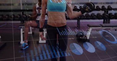 Formda bir kadın spor salonunda dambılları kaldırıyor. Fitness refahı ve veri işleme konsepti dijital olarak oluşturulmuş video.